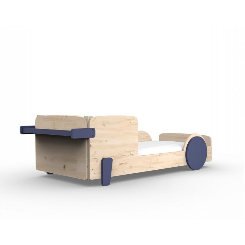 łóżko z drewna w kształcie samochodu